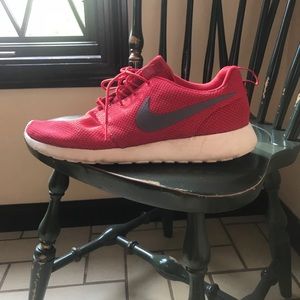 Red Nike rosche runs. Size 11 1/2